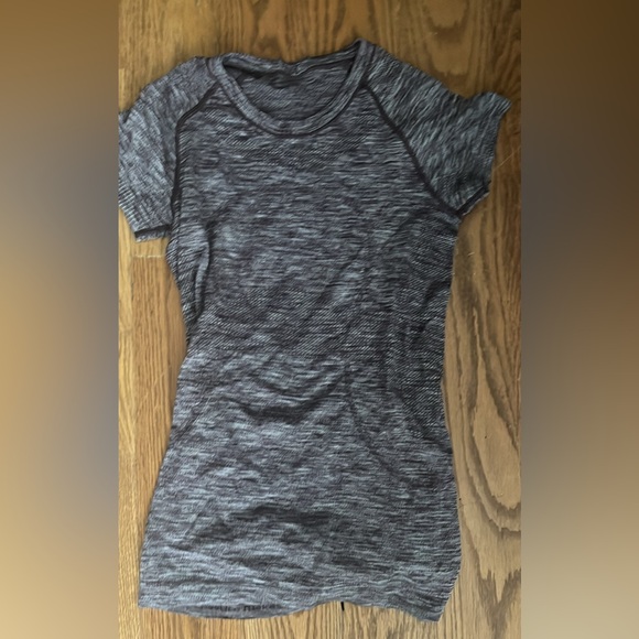 Lot of 3 Lululemon tops - Picture 3 of 4